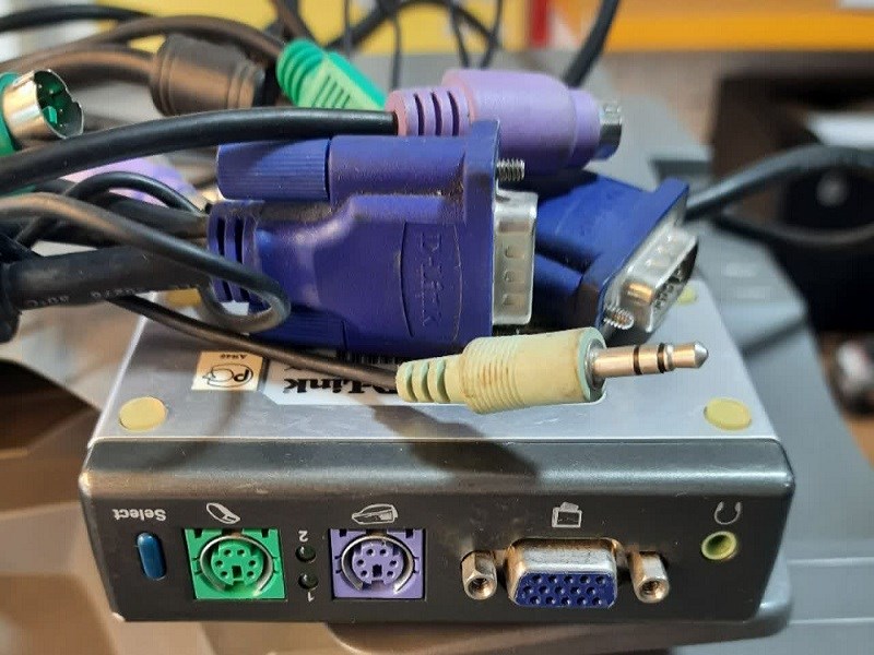 کی وی ام 2 پورت مدل KVM-121 دلینک